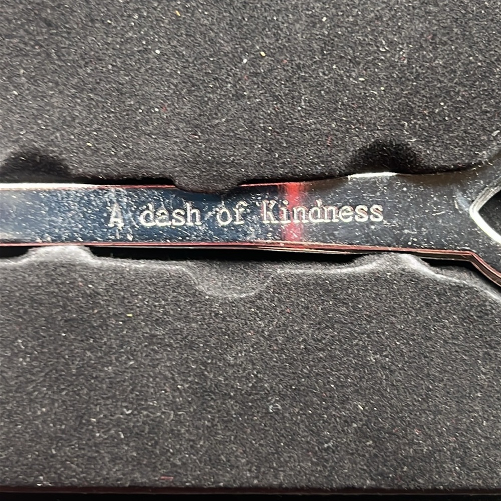 HEART-SHAPED MEASURING SPOON SET “A DASH OF KINDNESS” NEW IN BOX - Picture 2 of 2